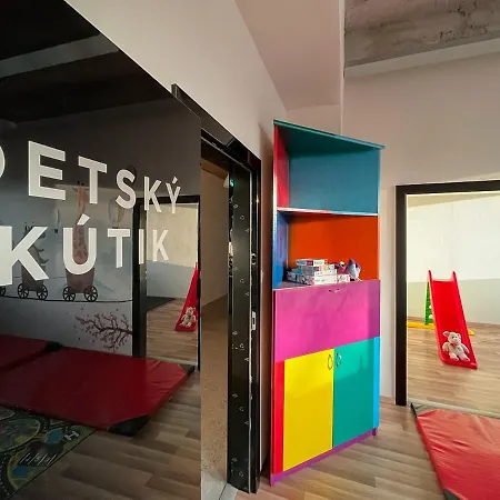 Hotel Double Red Cars Museum Brezno