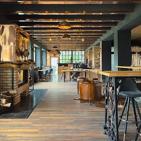 Hotel Double Red Cars Museum 3*