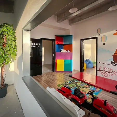 Hotel Double Red Cars Museum 3*