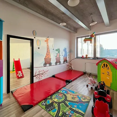 Double Red Cars Museum Отель Брезно