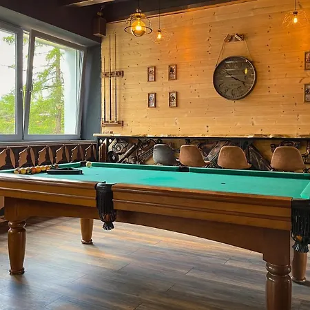 Double Red Cars Museum Hotel Brezno