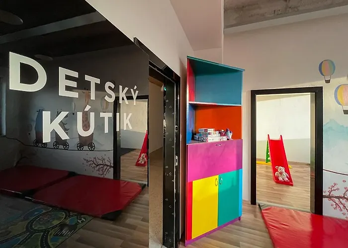 Szálloda Double Red Cars Museum Breznóbánya