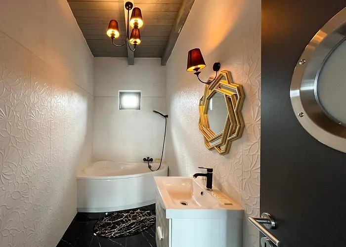 Double Red Cars Museum 3* Breznóbánya