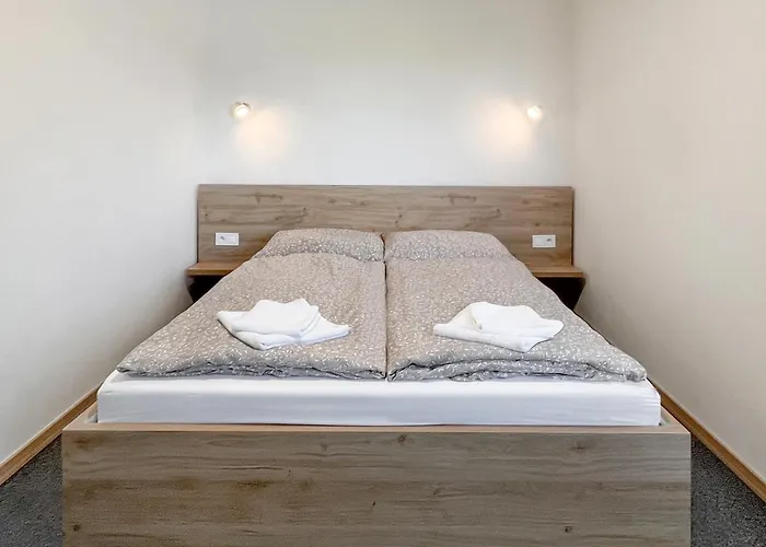 Double Red Cars Museum Szálloda 3*