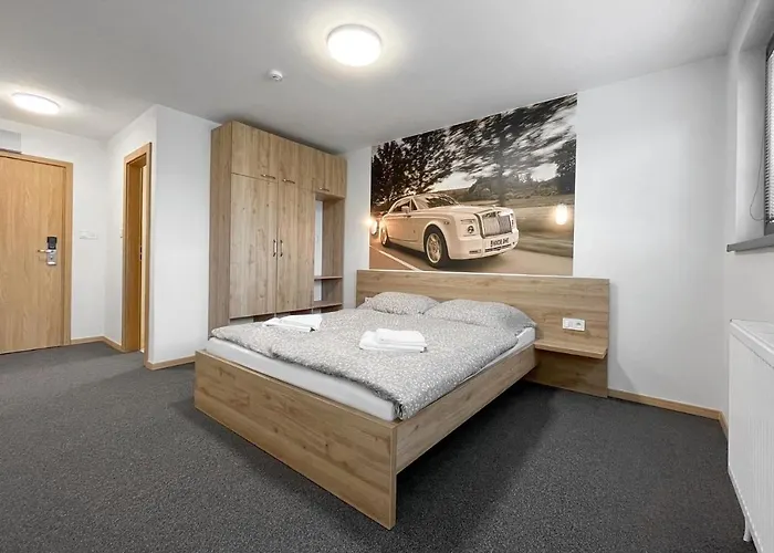 Szálloda Double Red Cars Museum 3*